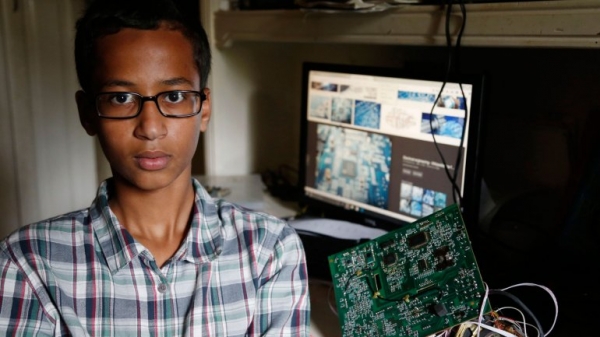 Ahmed Mohamed, el joven de 14 años arrestado por construir un reloj digital que fue confundido con una bomba
