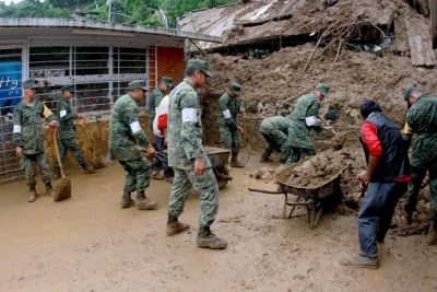 Soldados realizan labores de auxilio en Xalapa, Veracruz, el 6 de agosto.