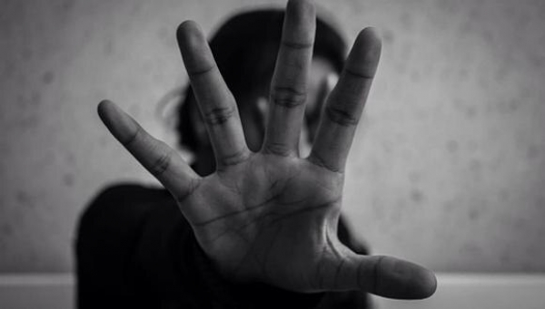 De acuerdo a la denuncia policial, los hechos ocurrieron en enero de 2019, cuando la agraviada de 20 años acompañó a su presunto agresor, Giancarlo Miguel Espinoza Ramos (22), a recoger unos documentos en una institución. Imagen Ilustrativa