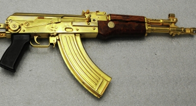 Un pasajero abandona en taxi un Kalashnikov de oro