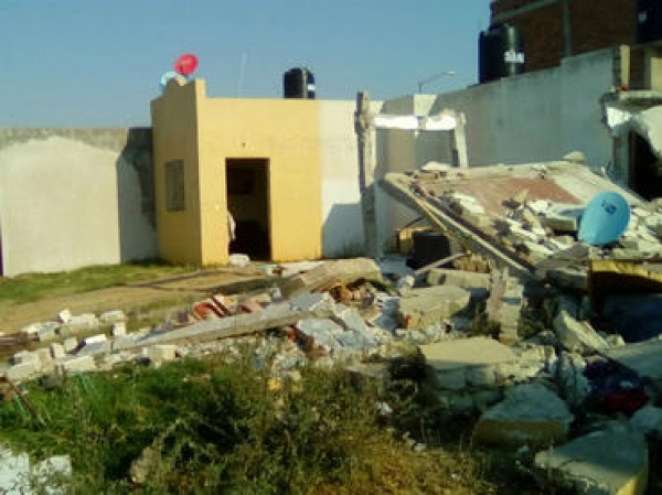 Dos casas se derrumbaron pero al menos 12 sufrieron daños en un radio de 60 metros. 