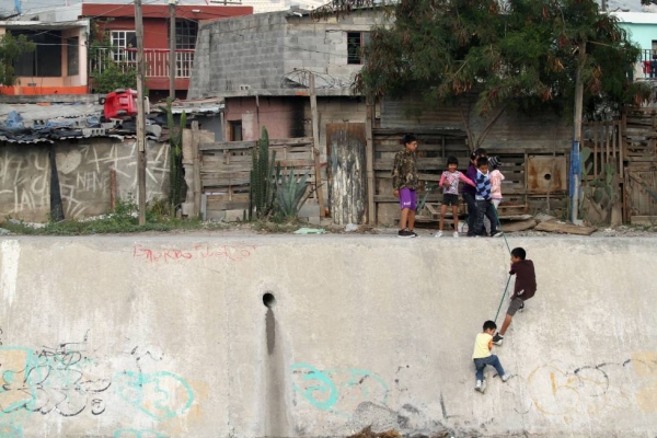 Varios niños pobres juegan en Santa Catarina (Nuevo León, uno de los Estados más ricos de México