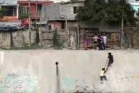 Varios niños pobres juegan en Santa Catarina (Nuevo León, uno de los Estados más ricos de México