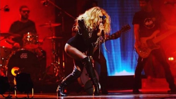 Paulina Rubio durante su actuación en los Premios Platino en Uruguay