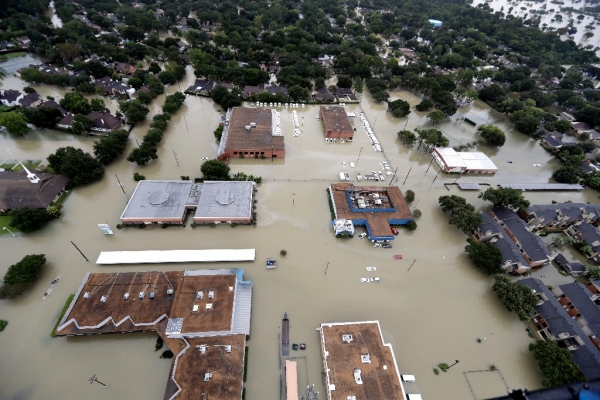 Alcalde de Houston impone toque de queda