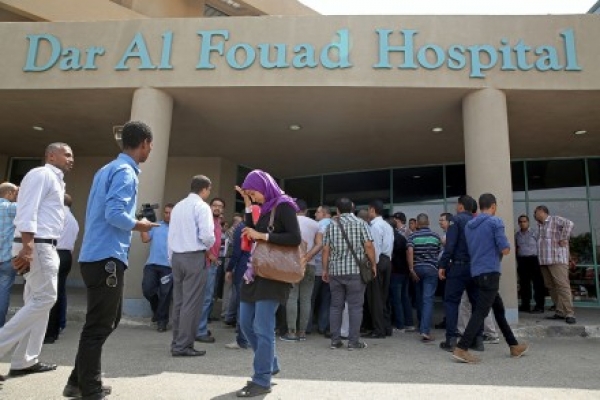 Periodistas egipcios esperan información acerca de los mexicanos afuera del hospital Dar Al Fouad en El Cairo, Egipto.