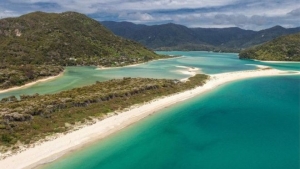 La playa Awaroa volvió a ser de dominio público luego de que una campaña de financiamiento en internet logró la compra a un empresario.