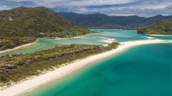 La playa Awaroa volvió a ser de dominio público luego de que una campaña de financiamiento en internet logró la compra a un empresario.