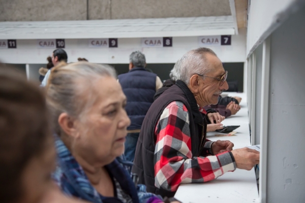 Ciudadanos acudieron al Palacio Municipal en Tijuana para pagar diversos impuestos aprovechando el mes de enero, cuando se ofrecen descuentos por puntualidad de pagos, el 3 de enero de 2018. Foto Cuartoscuro