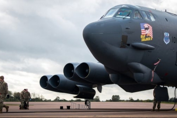 Un bombardero estadounidense B-52 se acerca críticamente a las fronteras de Irán