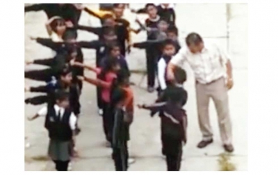 Suspenden a profesor de Puebla por jalar orejas a niños
