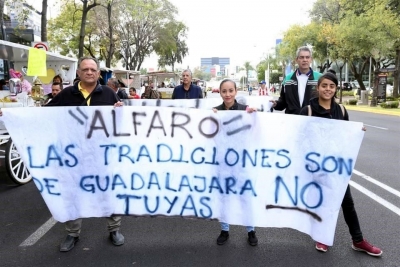 Caminata a favor de las Calandrias con caballos. María de los Ángeles Arredondo, regidora del PRI en Guadalajara acompaña a los participantes en la caminata.
