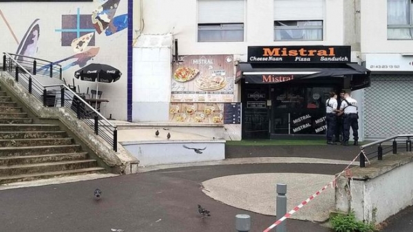 El camarero murió en la escena, a pesar de los esfuerzos de los paramédicos para salvarlo.