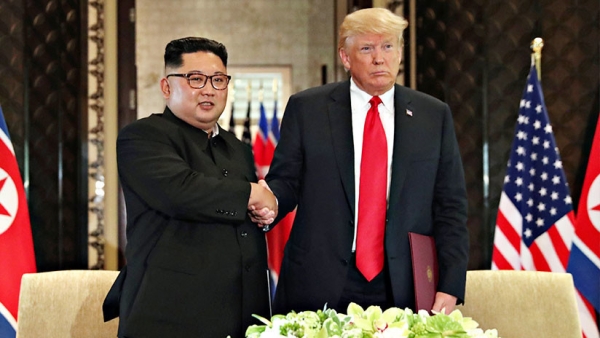 El presidente de EE.UU., Donald Trump, y el líder norcoreano, Kim Jong-un, se estrechan la mano en Singapur, el 12 de junio de 2018.