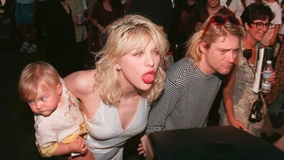 Kurt Cobain con Courtney Love y la hija de ambos, Frances, en Los Ángeles. Fue en los Video Music Awards de la MTV de septiembre de 1993. Siete meses después, el cantante se suicidaba. En vídeo, tráiler del documental &#039;Cobain: Montage of heck&#039;.