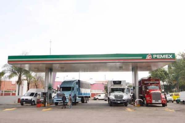 Estación de gasolinera en la lateral de Canal de Río Churubusco, a la altura de la Central de Abasto.