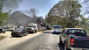 Además reportan bloqueos en carreteras de la zona.