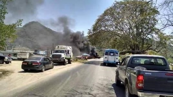 Además reportan bloqueos en carreteras de la zona.