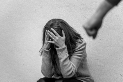 El hombre incluso la amenazó por no querer devolverle las llaves de su casa.