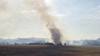 Bomberos trabajan para extinguir un incendio en la pista de aterrizaje del Aeropuerto Internacional de Muan, Corea del Sur, 29 de diciembre de 2024.