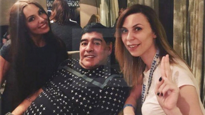 A la izquierda, Ekaterina Nadolskaya, junto a Diego Maradona