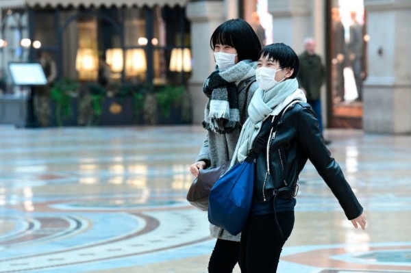 Turistas caminan en la Galería Vittorio Emanuele, en el centro de Milán, el 29 de febrero de 2020.