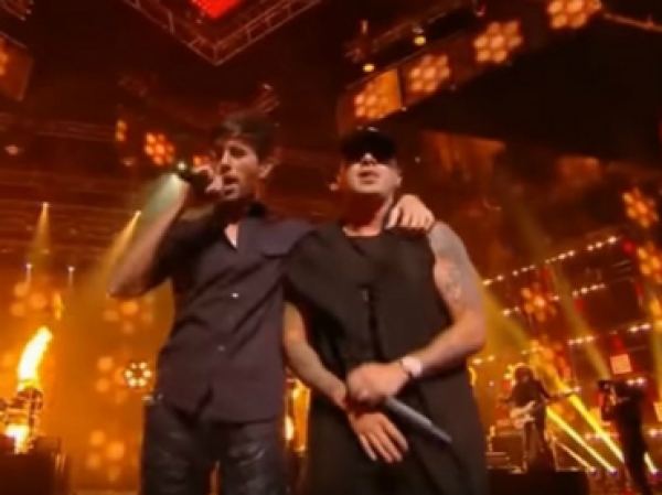 Enrique Iglesias interpretó el tema &#039;Duele el corazón&#039; junto con Pitbull.
