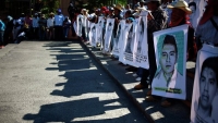 Estudiantes marchan por 40º aniversario luctuoso de líder guerrillero en México