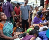 Un centenar de personas mueren aplastadas en una estampida en la India en una reunión religiosa