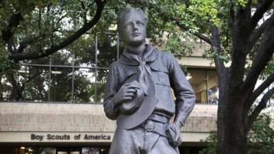 Una estatua de un miembro de los Boys Scouts en su sede de Irving, Texas. En vídeo, la decisión de la organización de declararse en bancarrota, explicada.