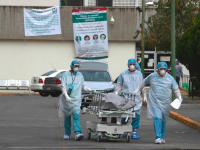 Personal médico del Hospital General de Zona 24 sacan un cuerpo del área donde se atienden a pacientes con Covid-19, en la Ciudad de México, el 14 de enero de 2021.