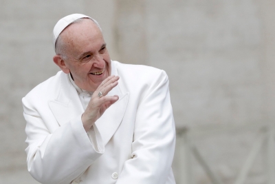El Papa Francis saluda a la multitud durante su audiencia general semanal, en la Plaza de San Pedro en el Vaticano, el miércoles 22 de febrero.
