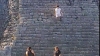 Ira en las redes por dos turistas que escalaron sin permiso en una zona arqueológica de México