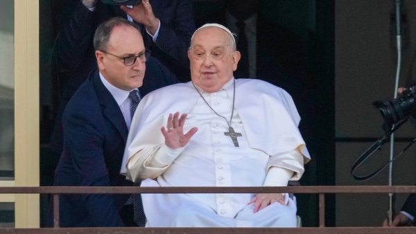 El papa Francisco saluda desde un balcón del Hospital Universitario Gemelli de Roma, Italia, el 23 de marzo de 2025.