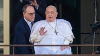 El papa Francisco saluda desde un balcón del Hospital Universitario Gemelli de Roma, Italia, el 23 de marzo de 2025.