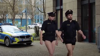 Dos policías alemanes andan sin pantalones