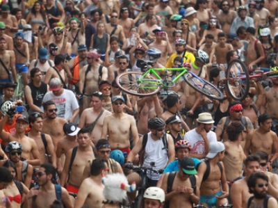 &#039;&#039;¡No sean mirones, quítense los chones!&#039;&#039;, era el grito dedicado a los peatones que captaban al contingente de ciclistas