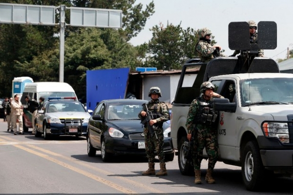 Elementos del ejército, la Marina, y de la policía llevan a cabo un operativo en la ciudad de México. Foto Alfredo Domínguez