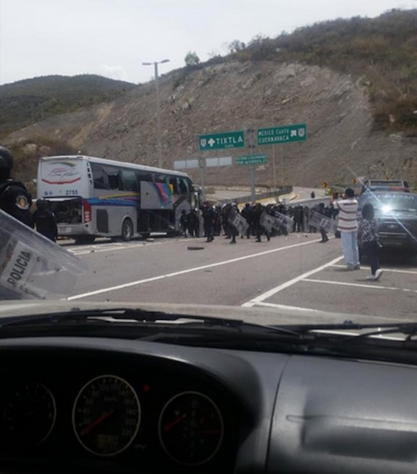 Disturbios en Guerrero: policías se enfrentan con estudiantes de Ayotzinapa