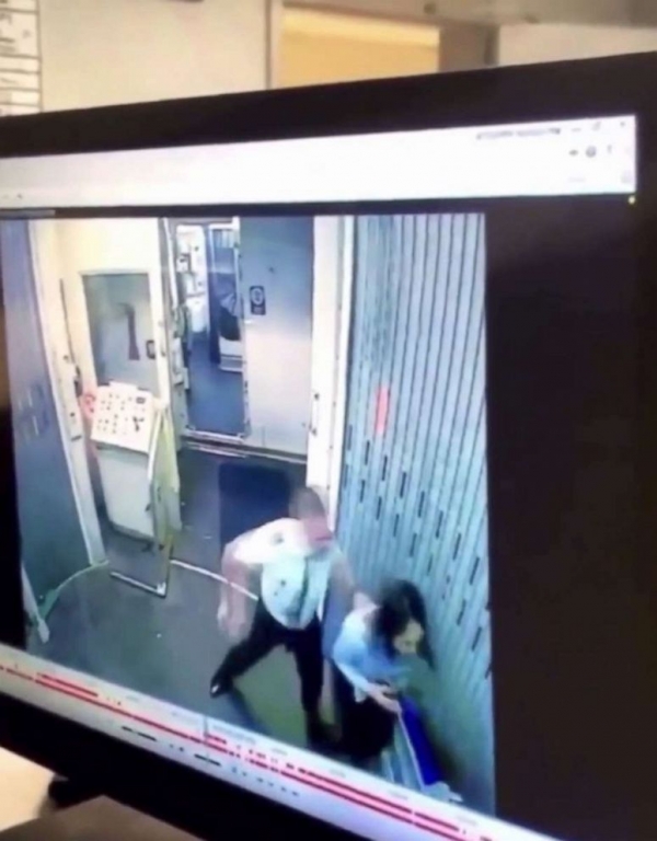 VIDEO: La discusión entre un piloto y una auxiliar de vuelo termina a golpes en la manga de un avión