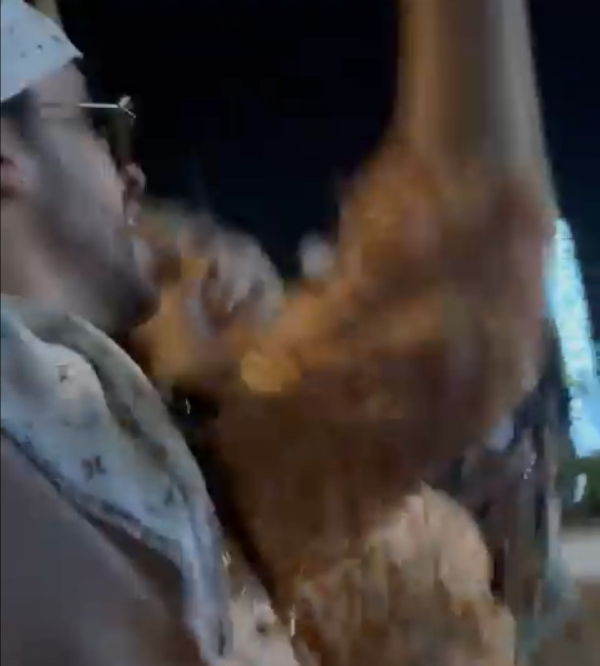 Bad Bunny hace arder las redes por lanzar el teléfono de una fan que quiso hacerse una foto con él