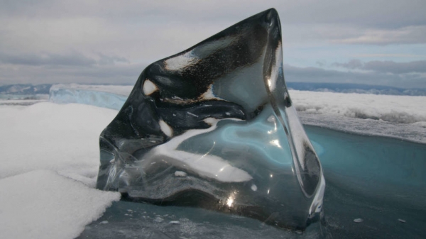Uno de los bloques de hielo transparente que se pueden ver en el lago Baikal