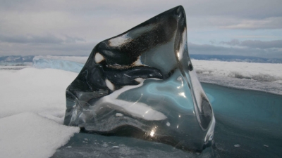 Uno de los bloques de hielo transparente que se pueden ver en el lago Baikal