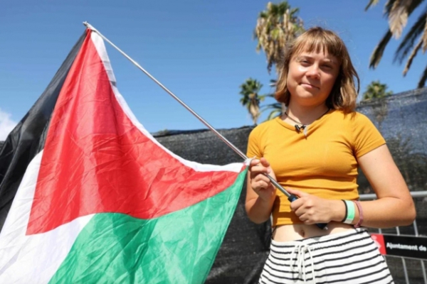 Soldados israelíes golpearon a Greta Thunberg