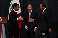 El presidente Enrique Peña saluda al nuevo secretario de Desarrollo Social Luis Enrique Miranda. Al centro el nuevo titular de Hacienda, José Antonio Meade.