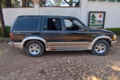 Dos camionetas con impactos de bala y sangre quedaron en el lugar donde fueron asesinados tres hombres en Mazamitla.