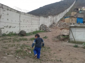 El muro está construido en el barrio San Francisco en Lima.