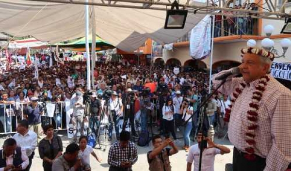 “Están desesperados, pero ni uniéndose nos van a ganar”, aseveró Andrés Manuel López Obrador en acto proselitista en el municipio de Zongolica, Veracruz