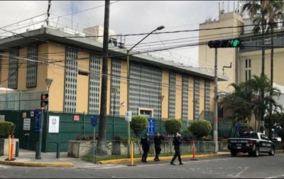 Personal militar, de la Fiscalía y de la Policía de Guadalajara resguardan la zona.