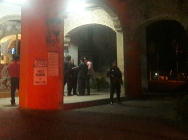 La noche de ayer jueves un hombre armado entró al negocio y disparó directamente contra el capitán de meseros